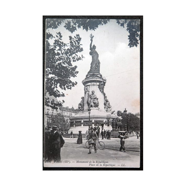 Carte postale PARIS n° 1296 Monument de la Républiqueuris