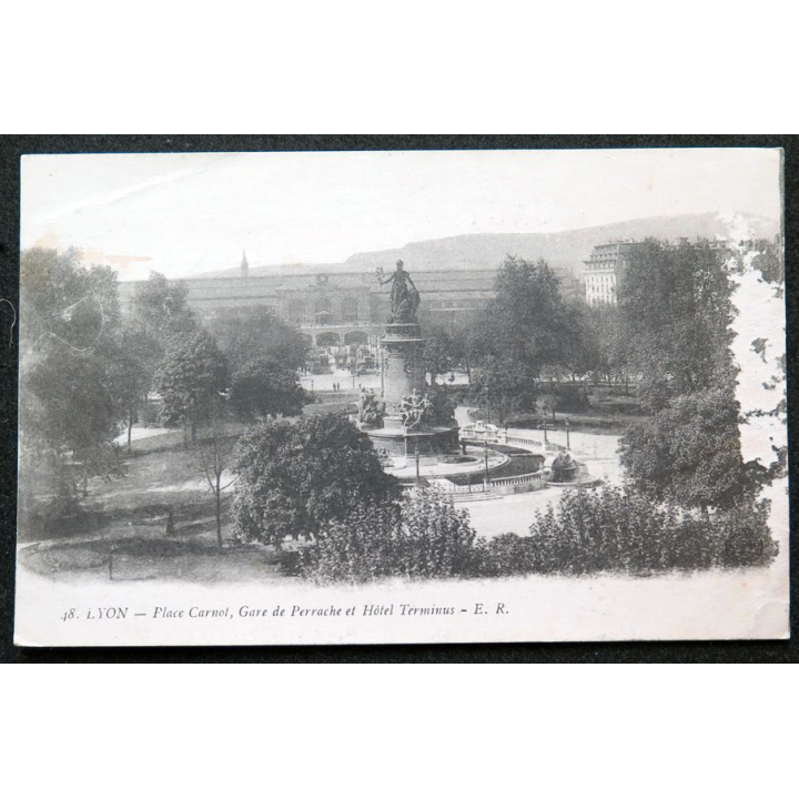 Carte postale Lyon n° 48 Place Carnot , Gare de Perrache et Hôtel Terminus