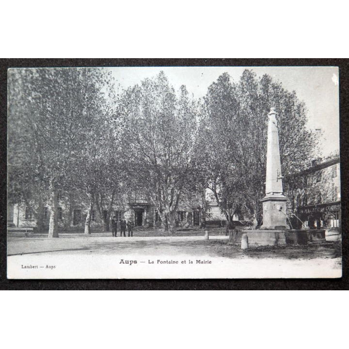 Carte postale Aups La Fontaine et la Mairie 