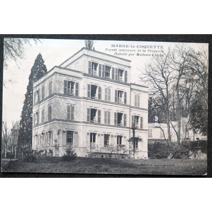 Carte postale Marne la Coquette Façade intérieure de la propriété habitée par Madame Clarke