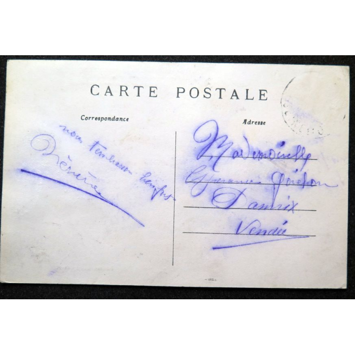 Carte postale Marne la Coquette Façade intérieure de la propriété habitée par Madame Clarke