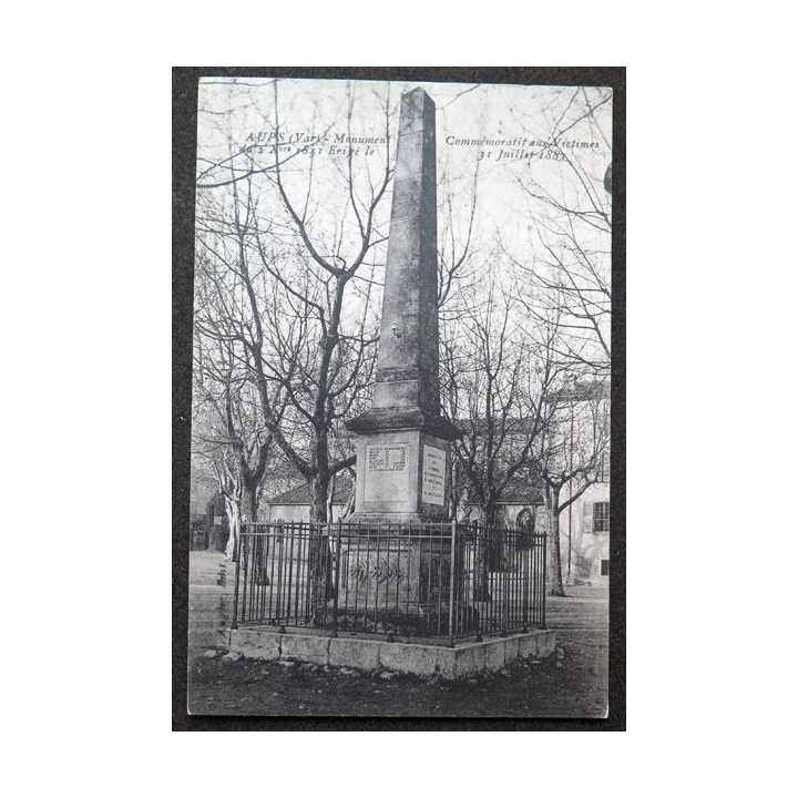 Carte postale Aups Monument commémoratif aux Victimes 