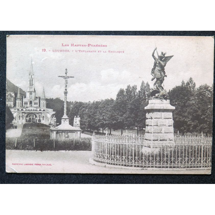 Carte postale Lourdes n° 19 L'esplanade de la Basilique 1922 timbrée