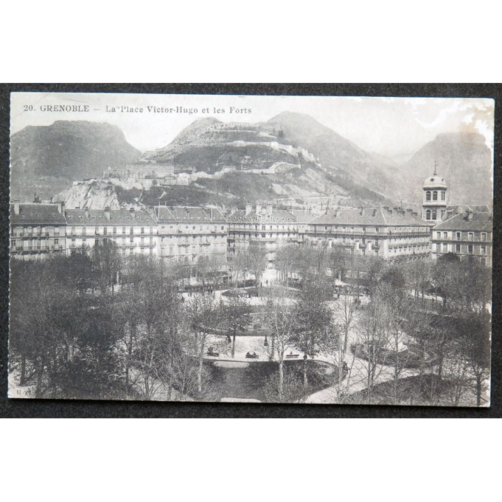 Carte postale Grenoble n° 20 La Place Victor Hugo et les Forts