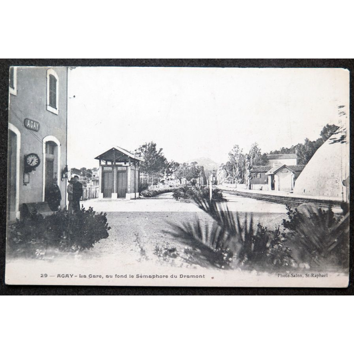 Carte postale Agay n° 29 La Gare au fond le sémaphore du Dramont