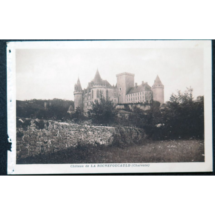 Carte postale Château de la Rochefoucauld (Charente) grignotée sur le bord