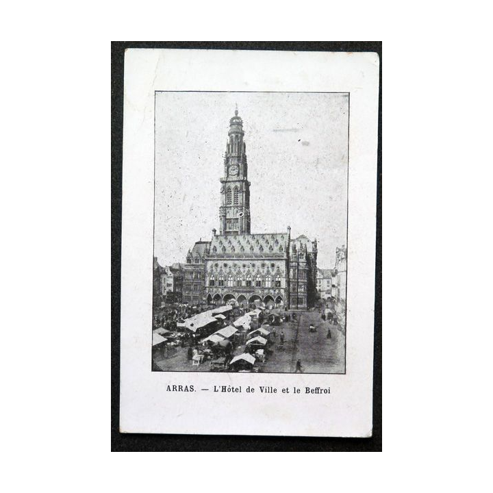 Carte postale Arras l'Hôtel de ville et le Beffroi 1914