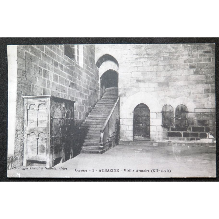 Carte postale Aubazine n° 3 (Corrèze) Vieille armoire