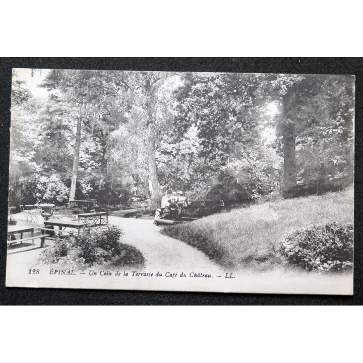 Carte postale Epinal n° 128 Un coin de la terrasse du café du Château