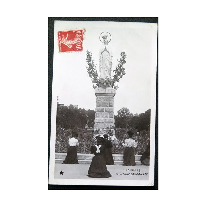 Carte postale Lourdes n° 11 La Vierge Couronnée timbrée