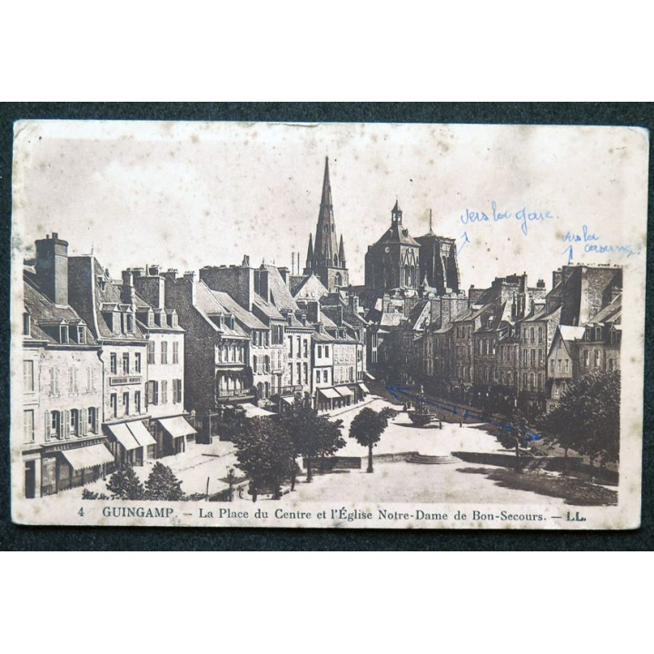 Carte postale Guingamp n° 4 La Place du Centre et l'Eglise Notre Dame de Bon secours