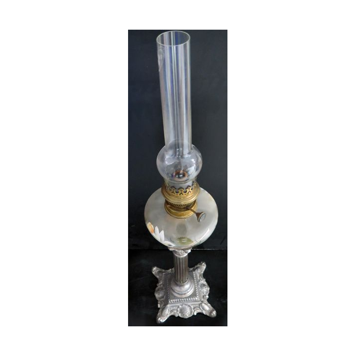 Lampe à pétrole ancienne hauteur 70 cm base 15 x 15 cm 