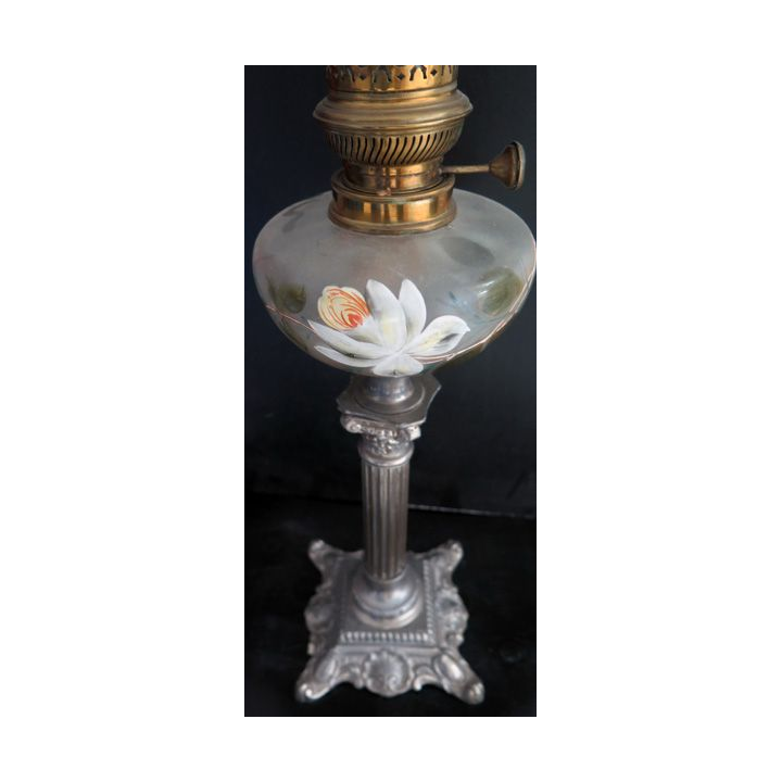 Lampe à pétrole ancienne hauteur 70 cm base 15 x 15 cm 