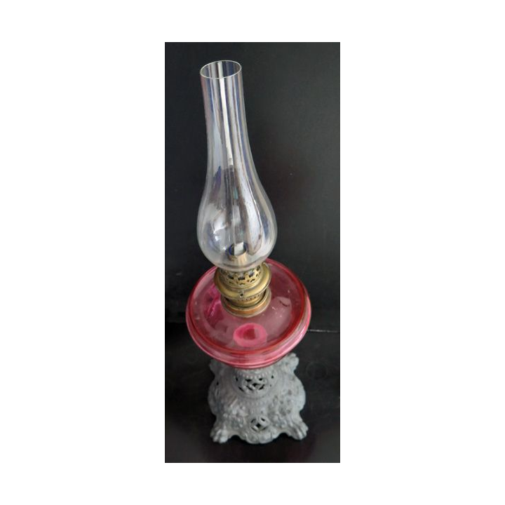 Lampe à pétrole ancienne hauteur 50 cm base 12,5 x 12,5  cm