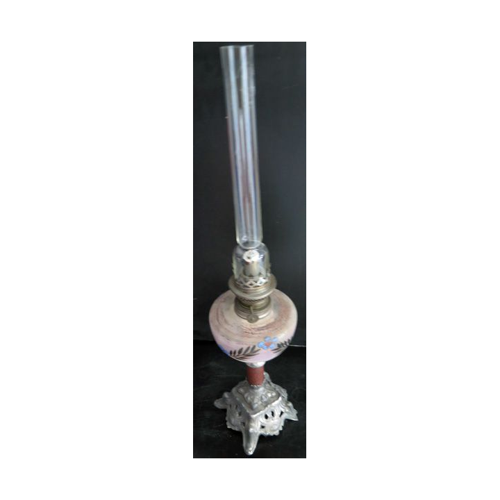 Lampe à pétrole ancienne hauteur 55 cm base 11 x 11  cm 