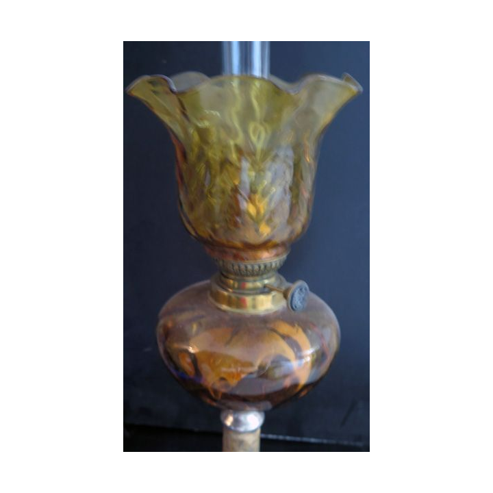Lampe à pétrole ancienne hauteur 57 cm base 13 x 13  cm 