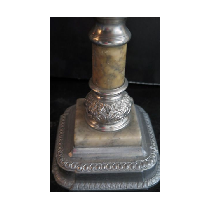 Lampe à pétrole ancienne hauteur 57 cm base 13 x 13  cm 