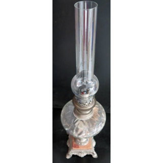 Lampe à pétrole ancienne hauteur 57 cm base 12cm x 12 cm modèle déposé