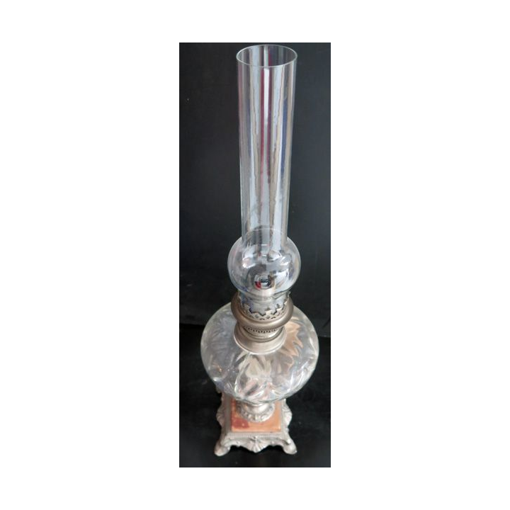 Lampe à pétrole ancienne hauteur 57 cm base 12cm x 12 cm modèle déposé