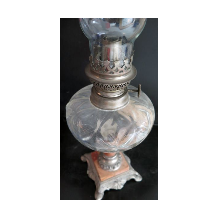 Lampe à pétrole ancienne hauteur 57 cm base 12cm x 12 cm modèle déposé