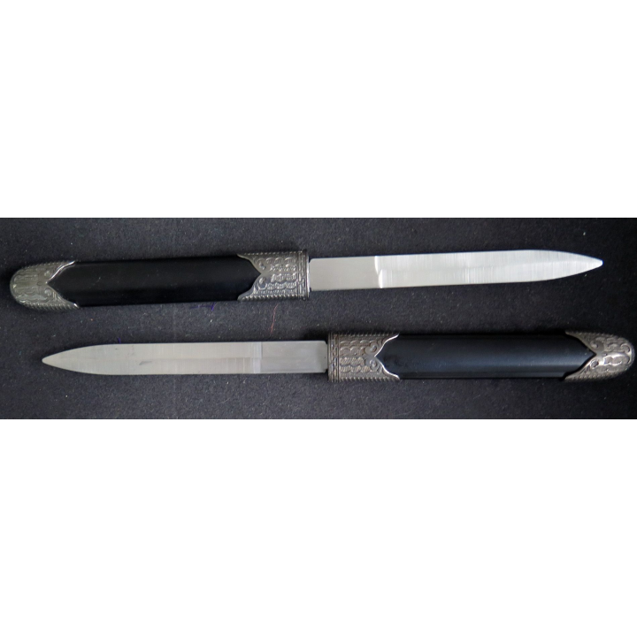 Double poignards en métal et bakélite noire longueur 33 cm 