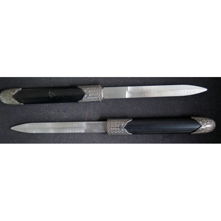 Double poignards en métal et bakélite noire longueur 33 cm 