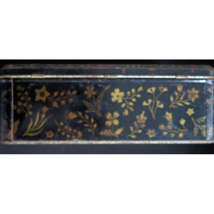 Vieille boite métallique piquée par des pointes de rouille 26 x 18 x 10