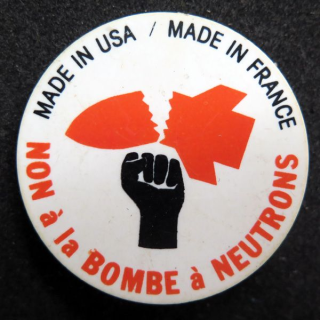 Insigne plastique Non à la Bombe à neutrons made in USA / Made in France