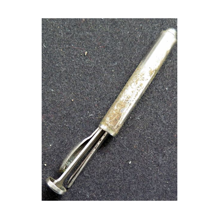 Système pour curer les pipes dans un étui douille de 6,2 cm de longueur