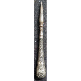 Poinçon à tissu en métal argenté de longueur 7,7 cm
