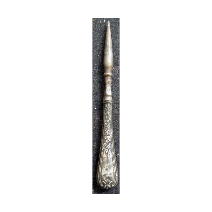 Poinçon à tissu en métal argenté de longueur 7,7 cm