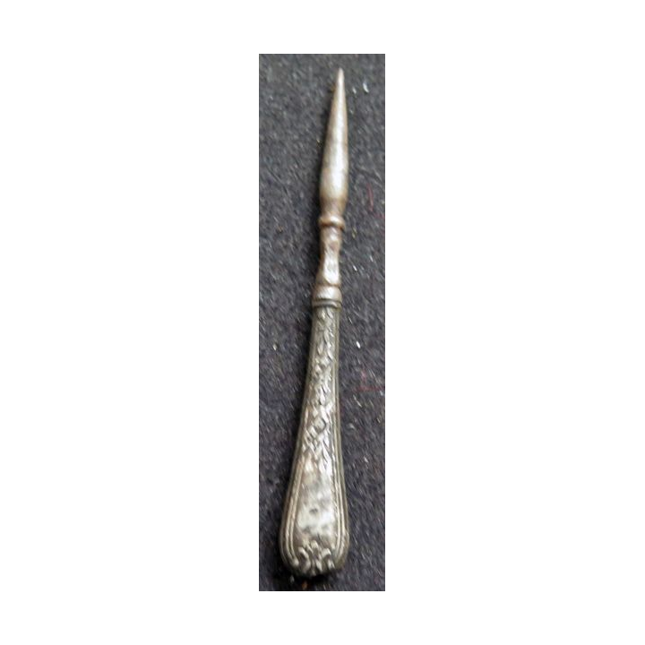 Poinçon à tissu en métal argenté de longueur 7,7 cm