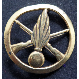 INFANTERIE : Insigne de béret de l'infanterie de fabrication L. Bichet 4,4 cm