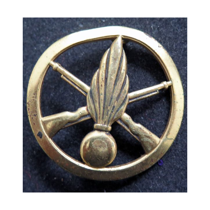 INFANTERIE : Insigne de béret de l'infanterie de fabrication L. Bichet 4,4 cm