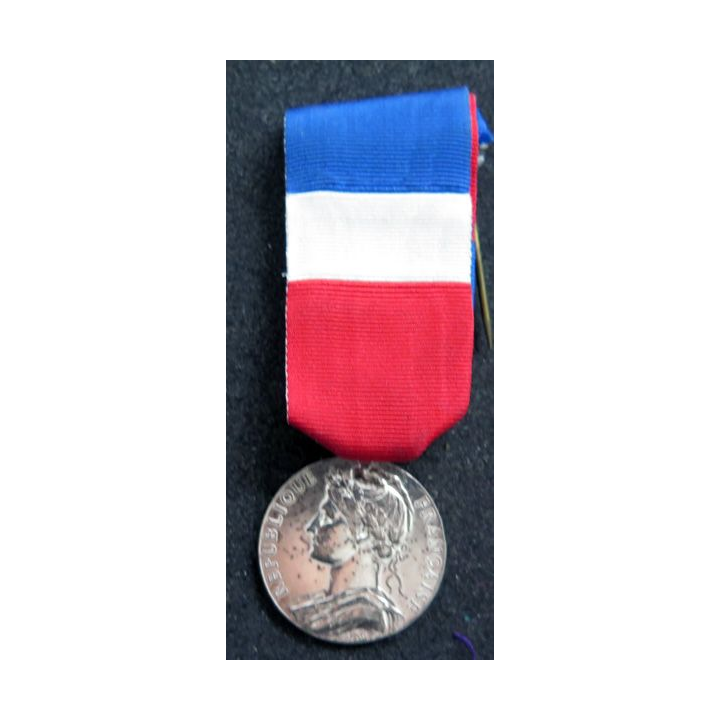 FRANCE : Médaille du travail du ministère du travail attribué à Mme Daniel G. 1991