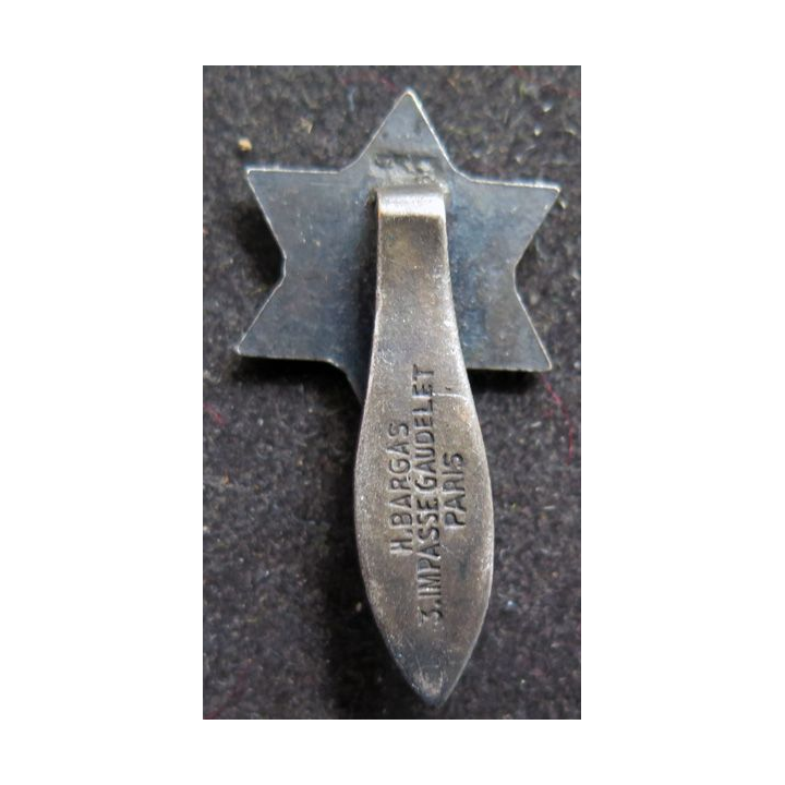 Boutonnière de l'association des Prisonniers de guerre parisiens APG en émail