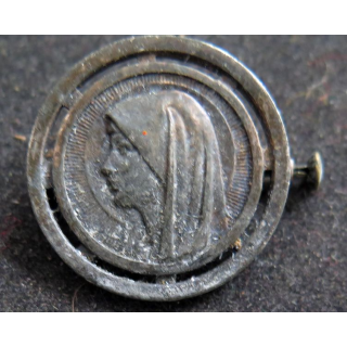Broche argentée de la Vierge Marie avec épingle de type bijoutier