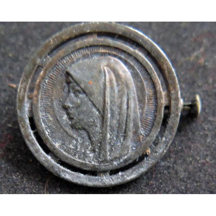 Broche argentée de la Vierge Marie avec épingle de type bijoutier