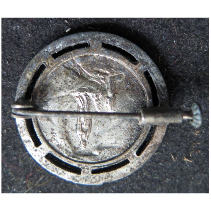 Broche argentée de la Vierge Marie avec épingle de type bijoutier