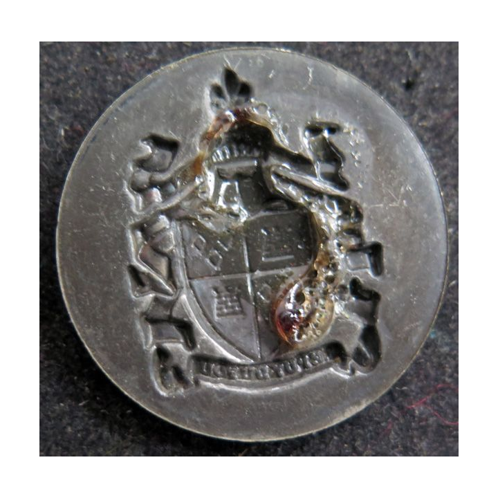 Médaille métallique bombée emboutie de l'emblème du Puy du Fou  de diamètre 3 cm
