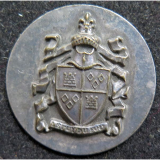 Médaille métallique bombée emboutie de l'emblème du Puy du Fou  de diamètre 3 cm