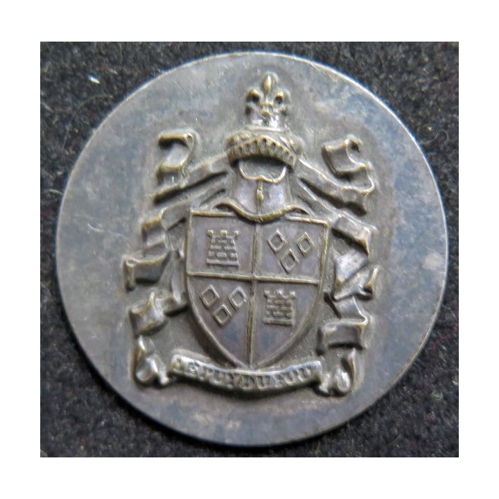 Médaille métallique bombée emboutie de l'emblème du Puy du Fou  de diamètre 3 cm