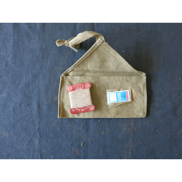 Tousse de couture paquetage année 1975 Ets Coulange Mayenne avec fil d'origine
