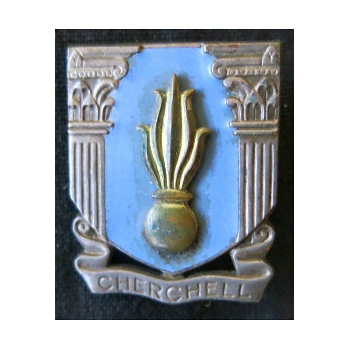 EMIC : insigne de l'école militaire de Cherchell en émail de fabrication Arthus Bertrand Paris H. 242 avec cuir
