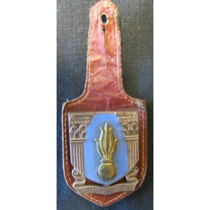 EMIC : insigne de l'école militaire de Cherchell en émail de fabrication Arthus Bertrand Paris H. 242 avec cuir