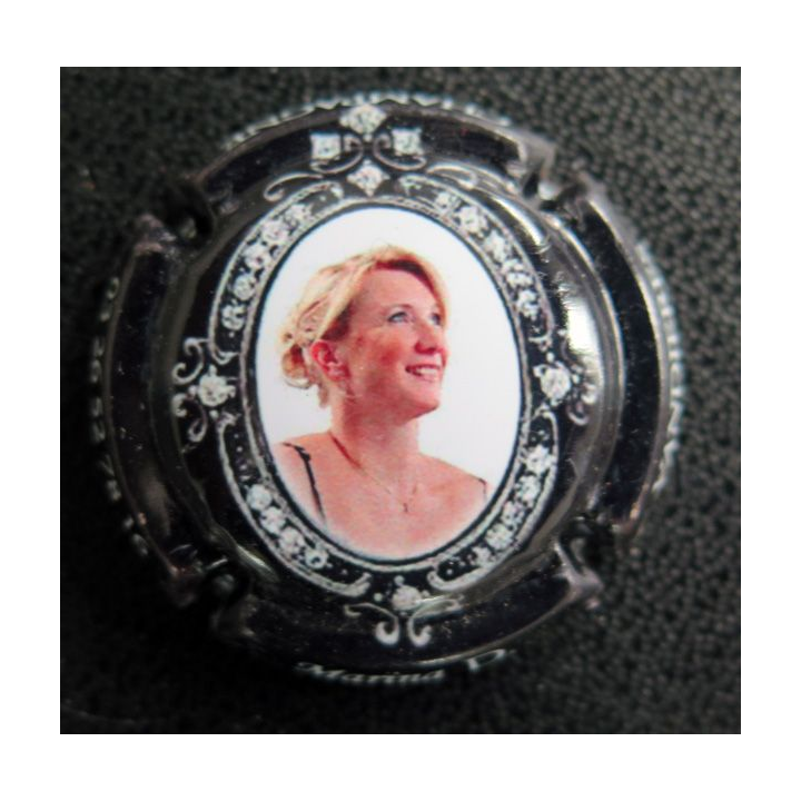 Capsule Muselet de bouteille de champagne MARINA D. n° 53a contour noir