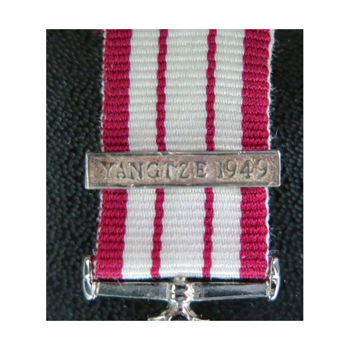 GRANDE BRETAGNE : médaille miniature Naval General service medal 1915 avec l'agrafe Yangtze 1949