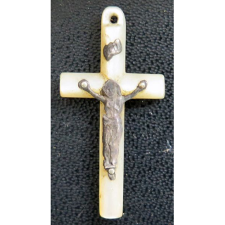 Croix de chapelet ou de pendentif en métal et nacre 4 cm de hauteur