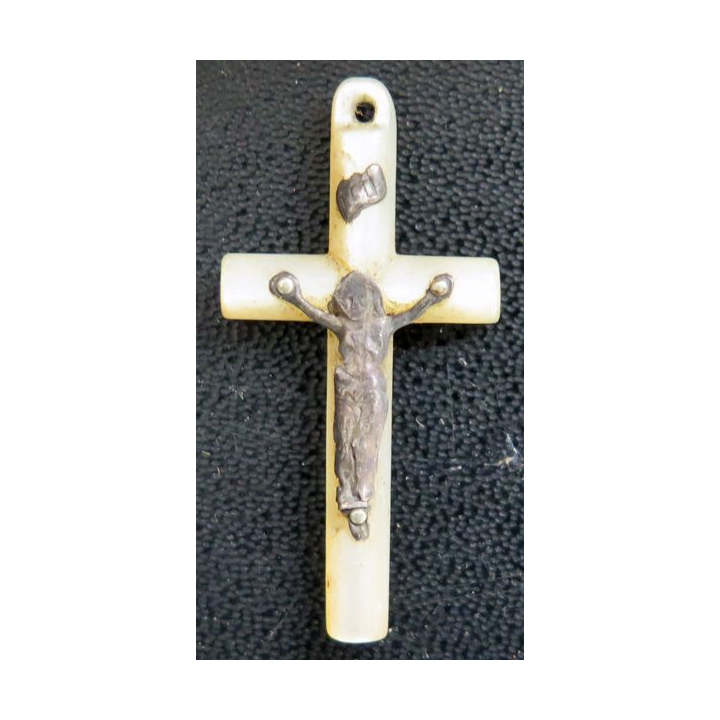 Croix de chapelet ou de pendentif en métal et nacre 4 cm de hauteur