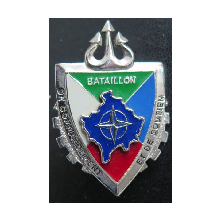 BCS KFOR : Insigne métallique du bataillon de commandement et de soutien de la KFOR G.4949.